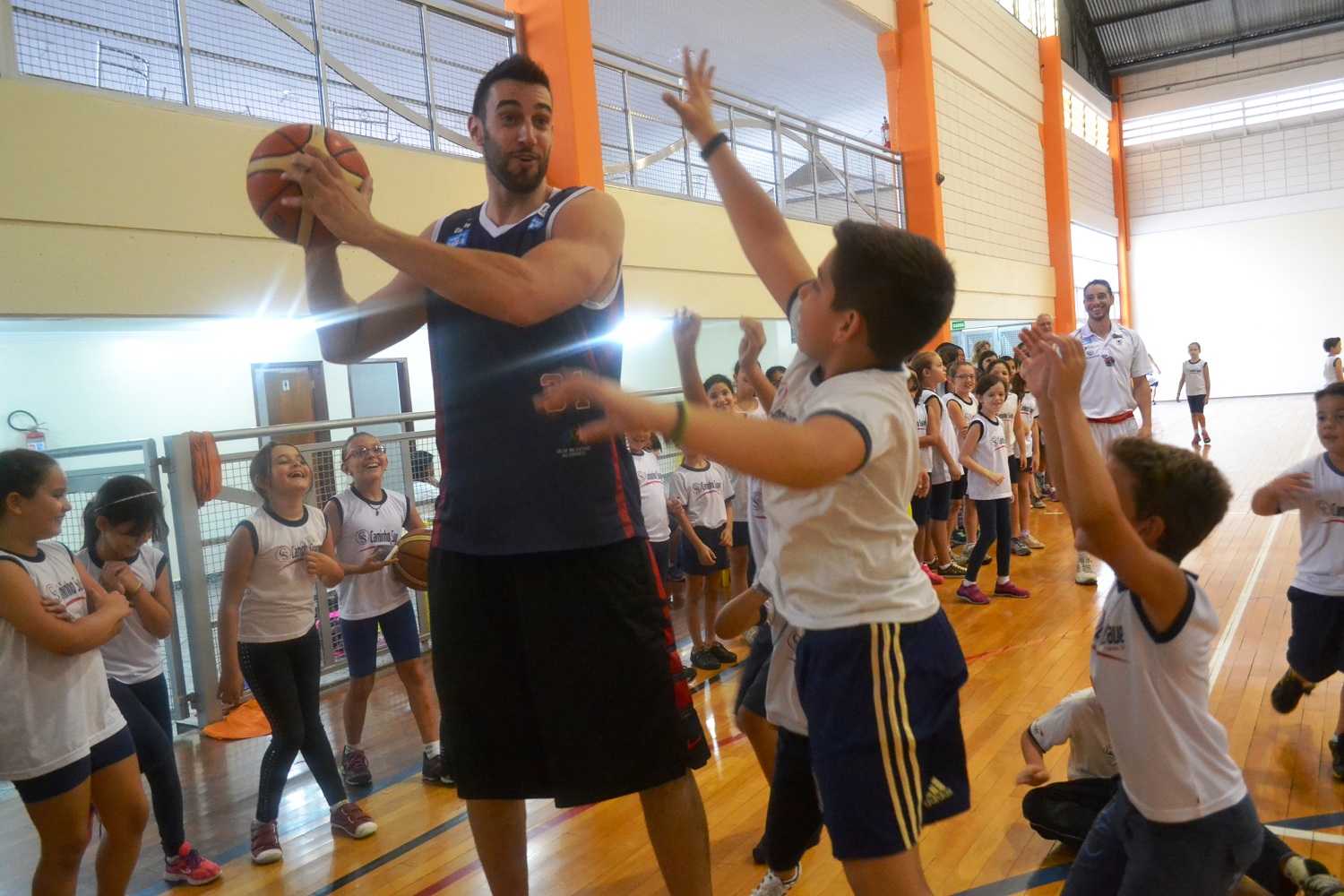Kurtz fez a alegria da criançada (Foto: Franca Basquete)